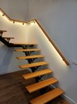 escalera-de-escalones-de-aya-con-pasamanos-iluminados-de-led-1