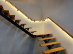 escalera-de-escalones-de-aya-con-pasamanos-iluminados-de-led-2