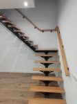 escalera-de-escalones-de-aya-con-pasamanos-iluminados-de-led-apagada-7