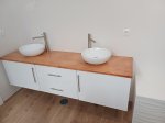 mueble-bao-blano-con-encimera-de-madera-barnizada1