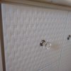 mueble-de-bao-blanco-con-moldura-de-esparto-