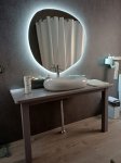 mueble-de-cuarto-bao-gris-con-lavabo-antiguo-y-espejo-sinforma-y-con-luces1
