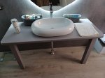 mueble-de-cuarto-bao-gris-con-lavabo-antiguo-y-espejo-sinforma-y-con-luces2