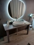 mueble-de-cuarto-bao-gris-con-lavabo-antiguo-y-espejo-sinforma-y-con-luces4