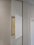 mueble-para-tapar-puerta-contador-con-paneles-decorativos1