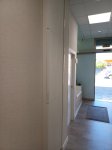 mueble-para-tapar-puerta-contador-con-paneles-decorativos3