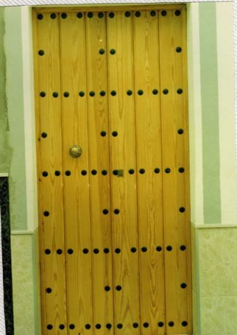 Puerta-de-calle-dos-hojas-pino