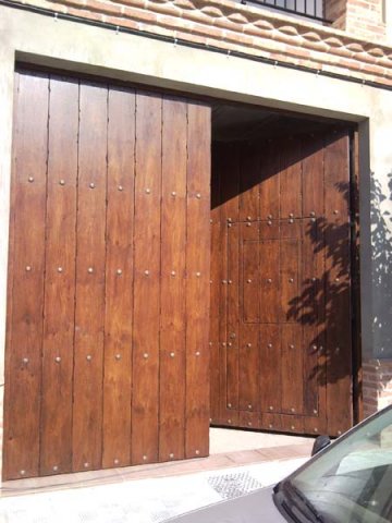 Postigo-de-hirro-forrado-de-madera-con-vetas