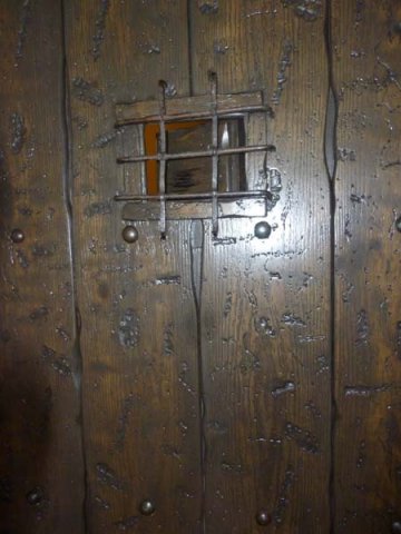 Puerta-de-entrada-envejecida-y-grabada