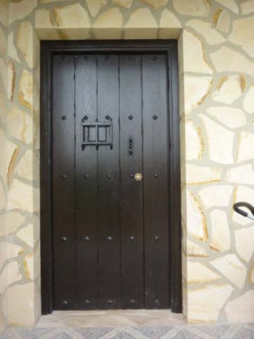 Puerta-de-entrada-vetas-nogal-oscuro
