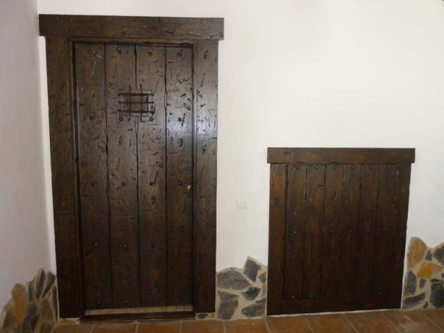 Puerta-de-entrada-envejecida-negra