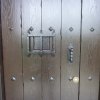 Puerta-de-entrada-grabada-con-rejas