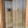 puerta-de-calle-con-postigillo-y-rejas-