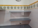 estantes-flotantes-de-color-gris-para-cocina1