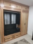 ropero-de-madera-barnizado-con-molduras-sobresalientes1