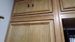 ropero-de-madera-barnizado-con-molduras-sobresalientes5