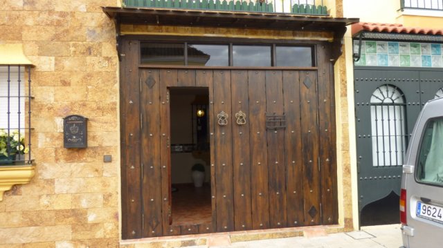 Techo-de-porton-de-calle-con-vigas-y-cuarterones