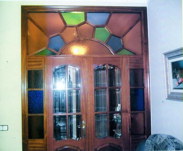 Porton-con-fijo-cuadrado-con-cristales-de-colores-